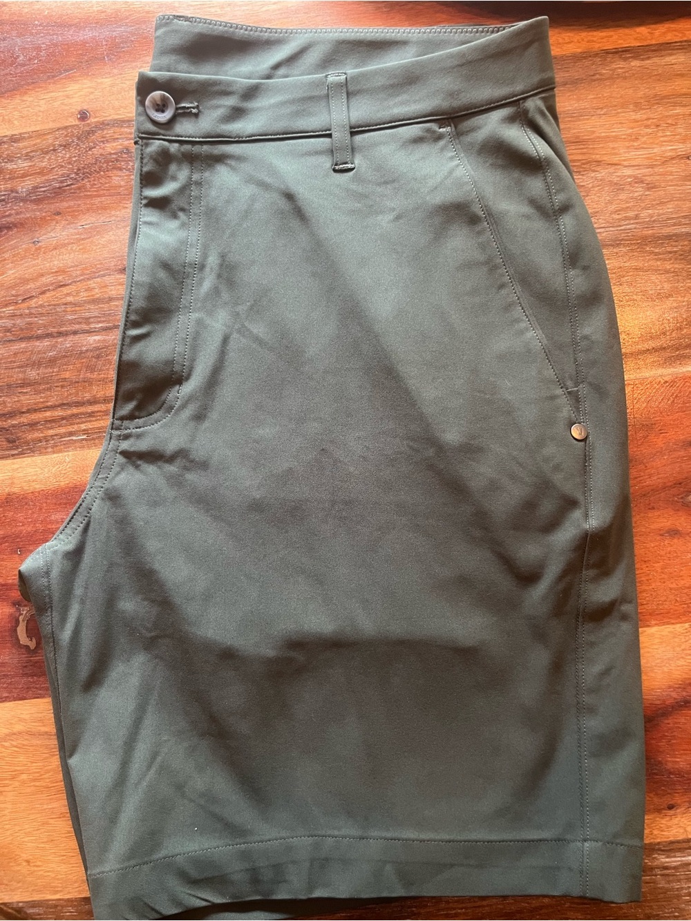 VUORI new Men’s Meta Shorts - NWOT - Sz 36 - Deep Green/ grey - PERFECT - Picture 2 of 5